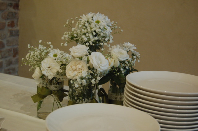 Addobbi floreali bianchi a Casa Tormene