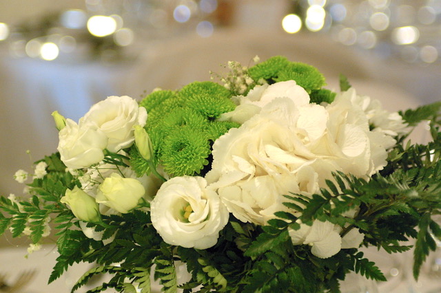 centrotavola fiori bianchi e verdi